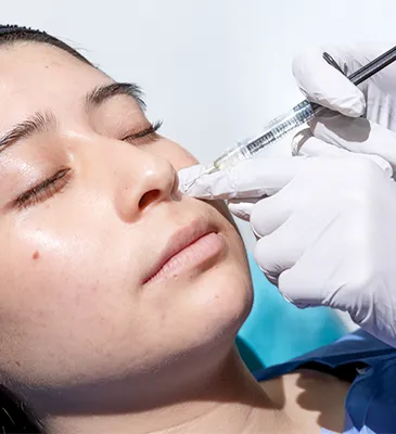Aplicación de bioestimuladores e inyectables faciales en clínica dermatológica en CDMX
