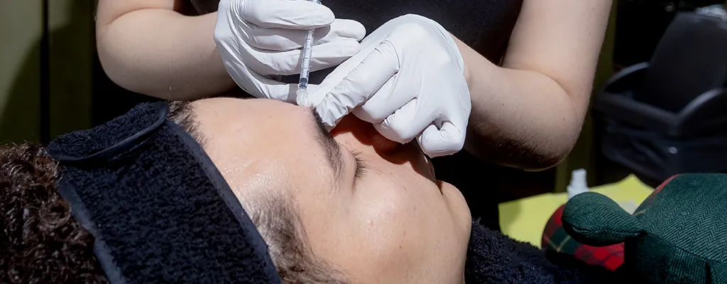 Aplicación de Botox en clínica dermatológica en CDMX para líneas de expresión y rejuvenecimiento facial natural