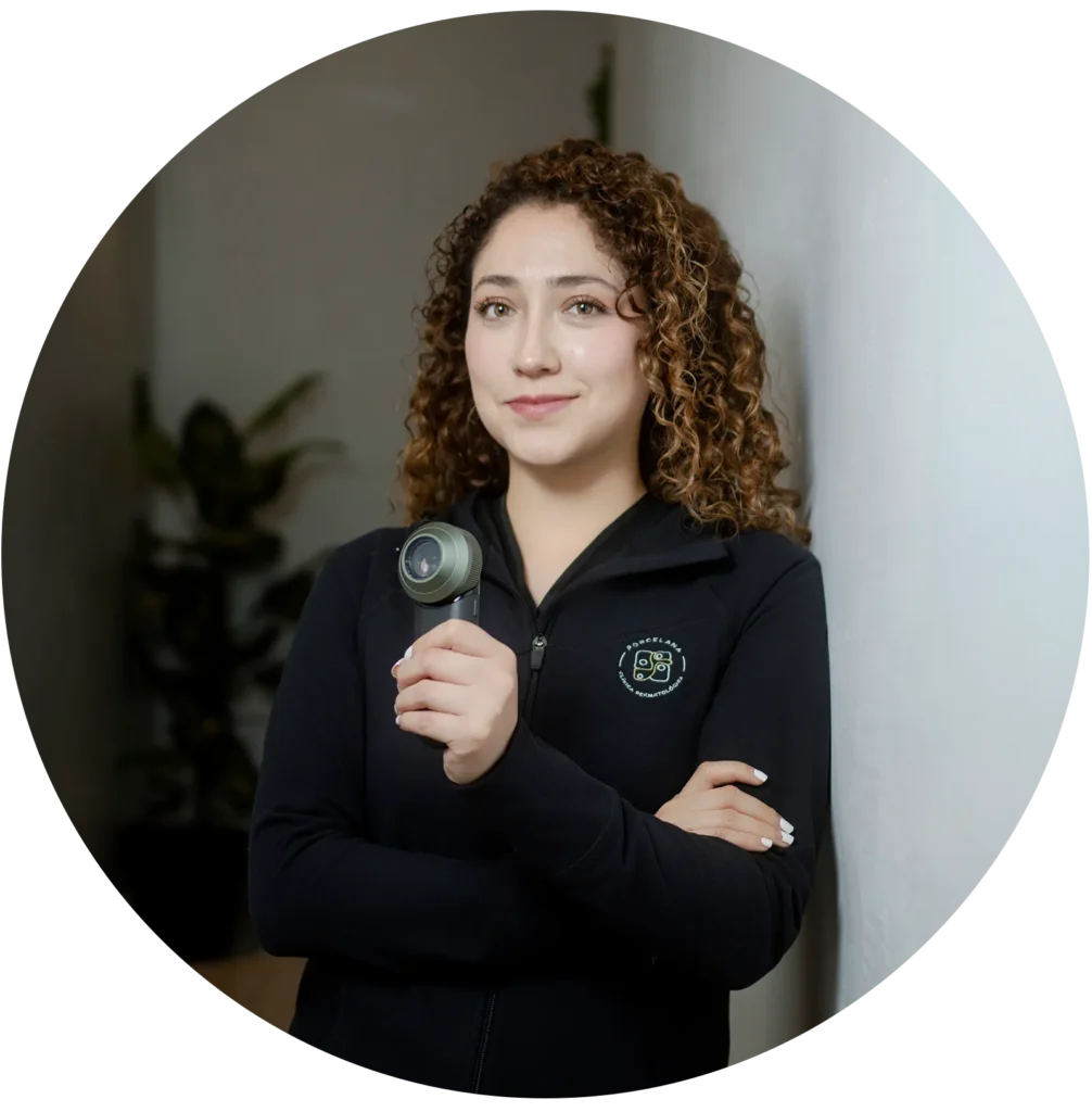 Dra.Erika Damián dermatóloga en consulta médica