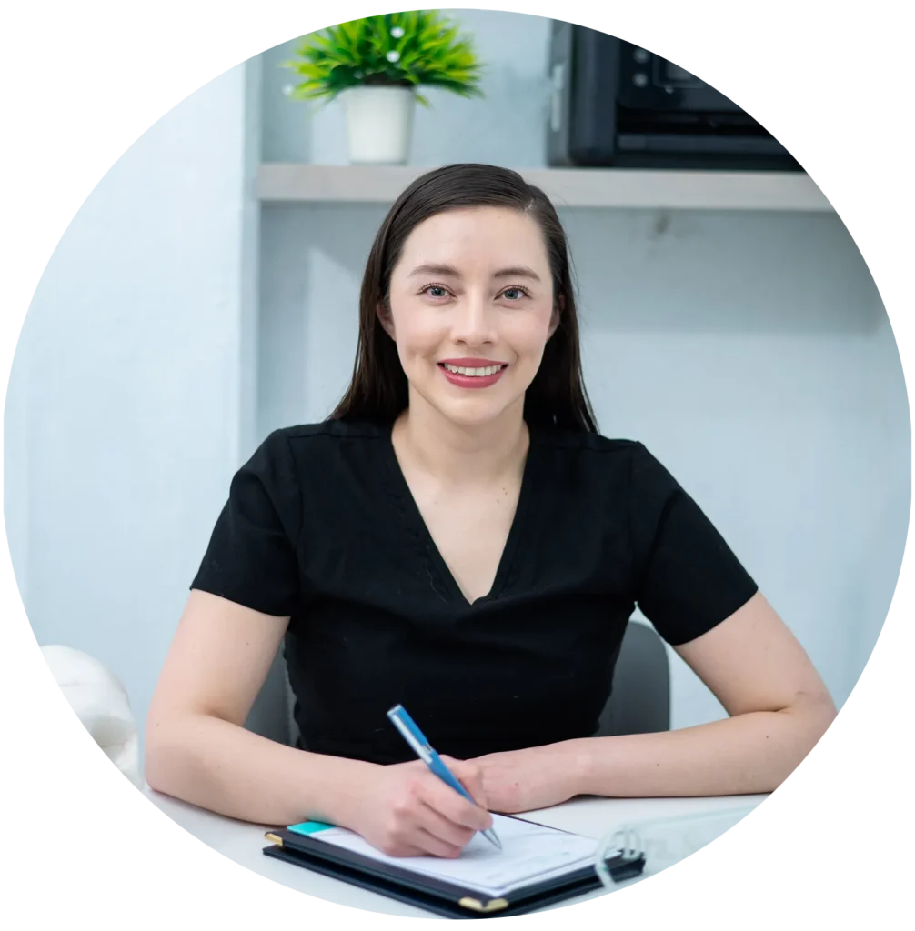Dra. Samantha Cruz Meza dermatóloga en consulta médica
