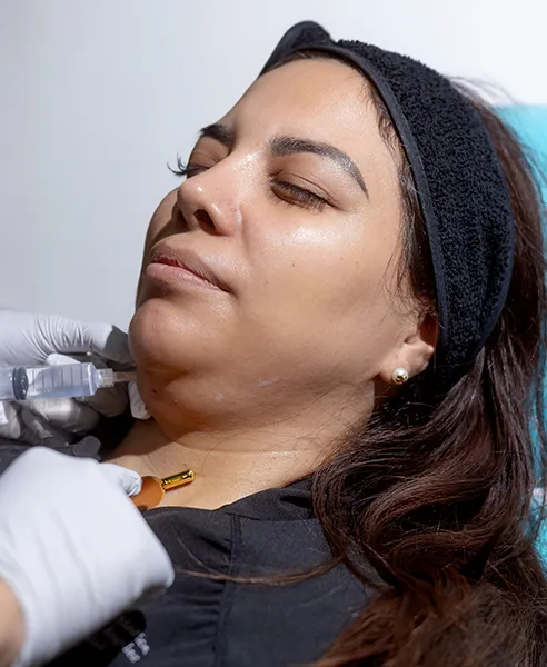 Aplicación de lipoenzimas en papada realizada por especialista en medicina estética.