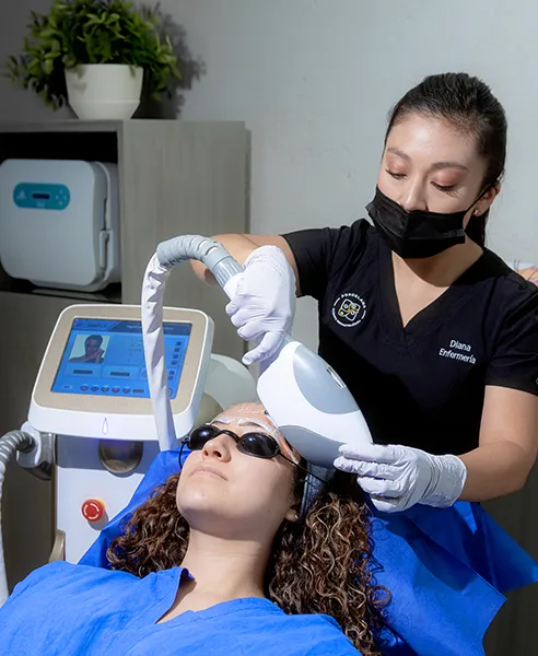Tratamiento de luz pulsada intensa realizado en clínica dermatológica en CDMX