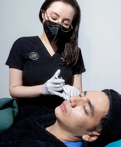 Aplicación de tratamiento dermatológico facial en clínica estética en CDMX