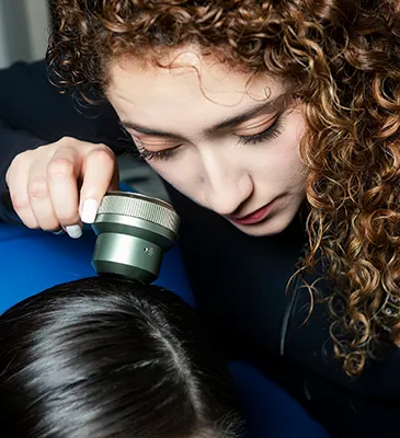 Consulta dermatológica realizada en clínica dermatológica premium en CDMX