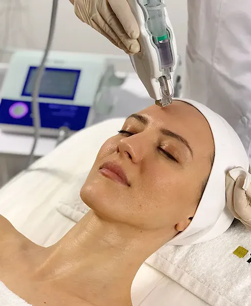Tratamiento Mesoject hidratante en Porcelana Clínica Dermatológica CDMX para mejorar hidratación y luminosidad de la piel