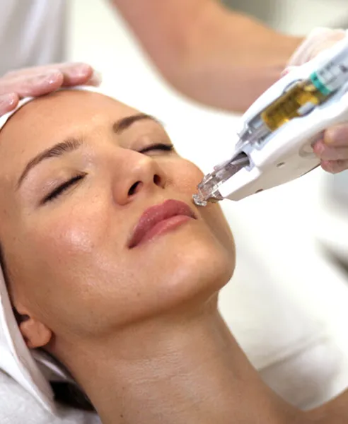 El tratamiento Mesoject hidratante ayuda a mejorar la hidratación, textura y luminosidad de la piel mediante la aplicación de activos dermatológicos sin agujas. En Porcelana Clínica Dermatológica CDMX, personalizamos cada sesión para lograr una piel más saludable, fresca y radiante.