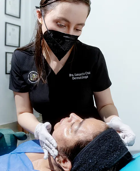 Aplicación de Sculptra en Porcelana Clínica Dermatológica CDMX para estimular colágeno y rejuvenecimiento facial